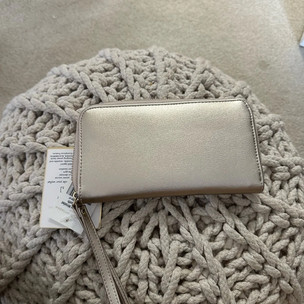 Wristlet wallet with charger